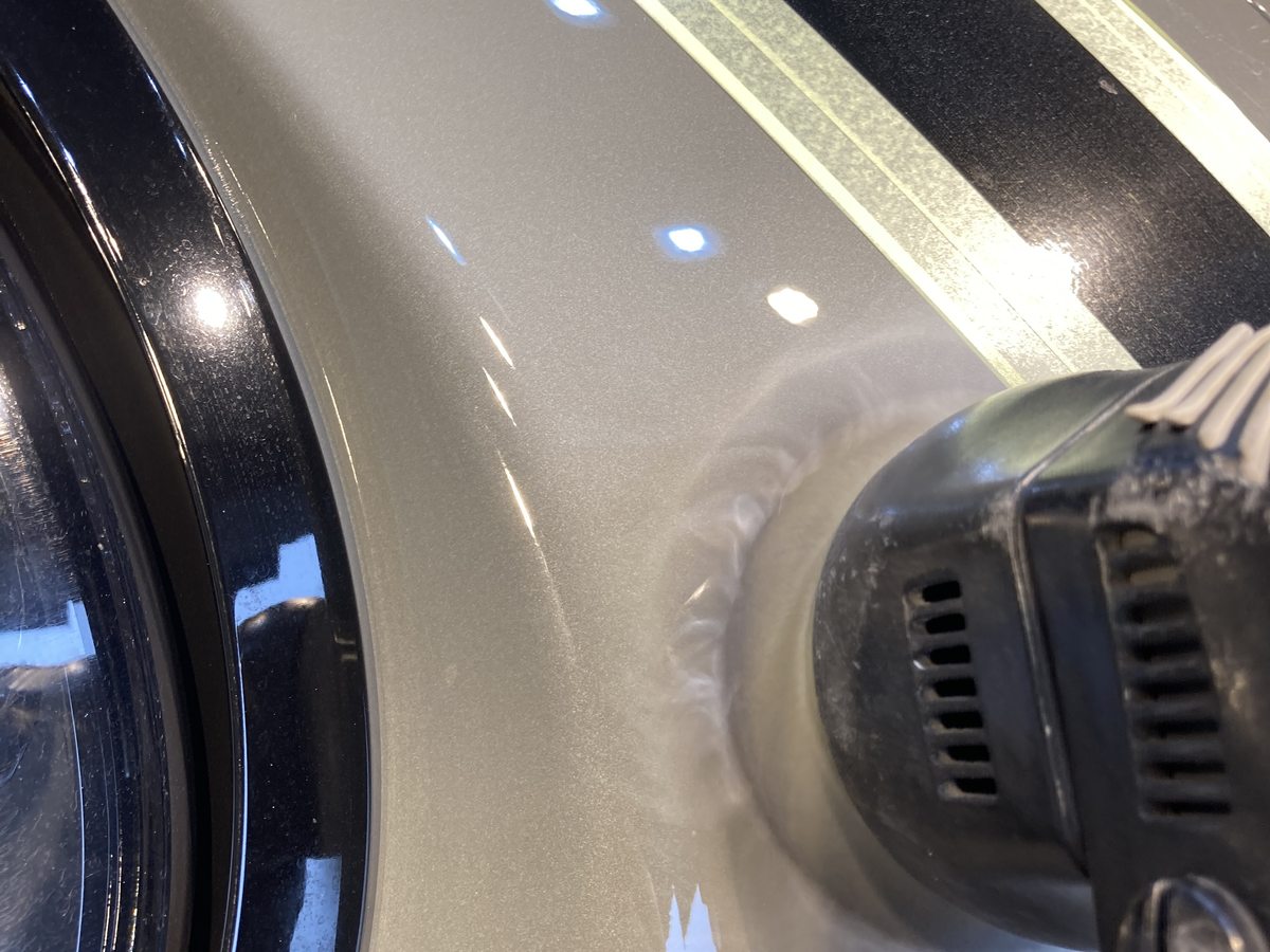 ポリッシャーでボディを磨く職人の手元