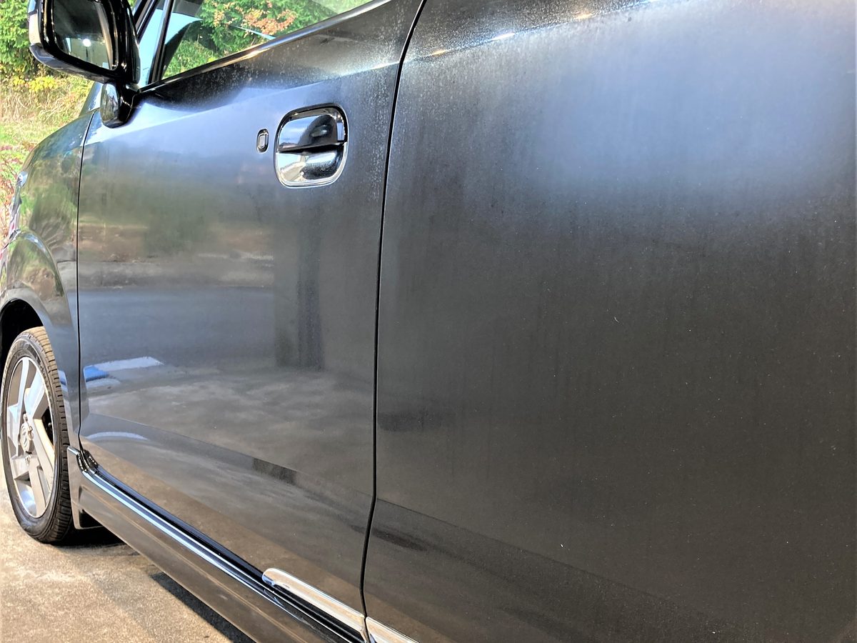 磨き前の黒系ボディ・サイドビュー。細かいキズやくすみが分かる状態
