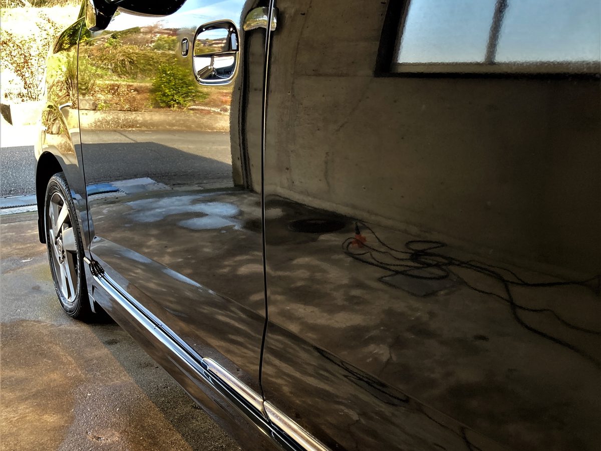 スペシャル研磨後の黒ボディ・鏡のように周囲を映す仕上がり